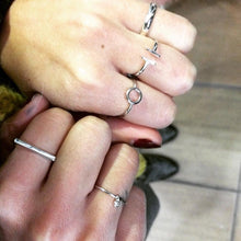 Cargar imagen en el visor de la galería, Anillo hoop