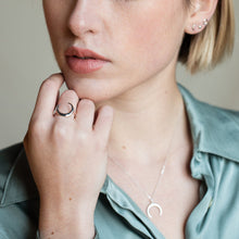 Cargar imagen en el visor de la galería, Anillo luna invertida