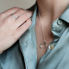 Cargar imagen en el visor de la galería, Anillo luna invertida