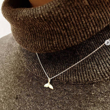 Cargar imagen en el visor de la galería, Collar cola de ballena