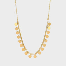 Cargar imagen en el visor de la galería, El collar plaquitas es de acero 316L. Lleva dos tipos de cadena distintas, la central donde están las plaquitas y las laterales que son algo más finas. Las plaquitas miden 5 mm de diámetro y están a lo largo de la cadena central. El collar plaquitas de acero mide 45 cm de largo y lleva una alargo de cadena de 5 cm para que puedas ajustarlo a la medida que necesites, haciendo un total de 50 cm de largo y cierre de mosquetón. El acero es un material inoxidable e inalterable lo cual te garantiza que su to