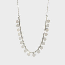 Cargar imagen en el visor de la galería, El collar plaquitas es de acero 316L. Lleva dos tipos de cadena distintas, la central donde están las plaquitas y las laterales que son algo más finas. Las plaquitas miden 5 mm de diámetro y están a lo largo de la cadena central. El collar plaquitas de acero mide 45 cm de largo y lleva una alargo de cadena de 5 cm para que puedas ajustarlo a la medida que necesites, haciendo un total de 50 cm de largo y cierre de mosquetón. El acero es un material inoxidable e inalterable lo cual te garantiza que su to