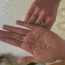 Cargar imagen en el visor de la galería, Pendientes aro con colgante rayo