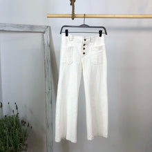 Cargar imagen en el visor de la galería, Pantalones de pana de color blanco roto con botones y bolsillos
